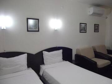 Фото номера Семейный люкс с балконом Отель Hotel Enchevi г. Кирково 4